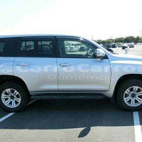 Comprar usados carro toyota land cruiser prado marrón en guatemala en