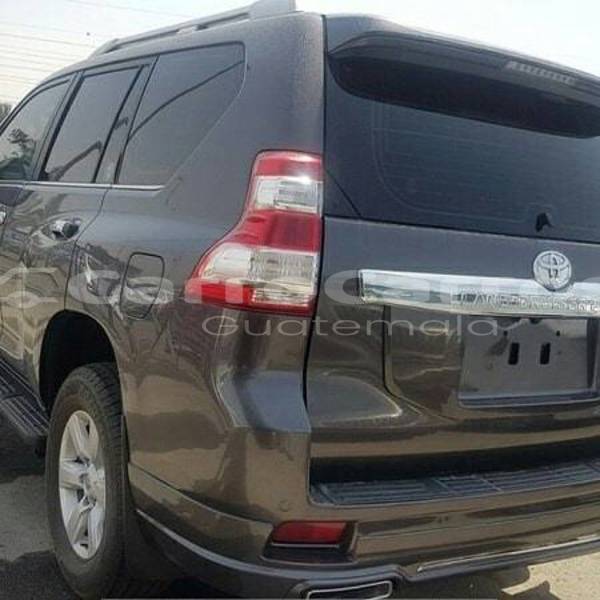 Comprar usados carro toyota land cruiser prado marrón en guatemala en